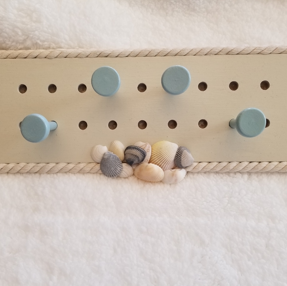 Wall hanger with pegs